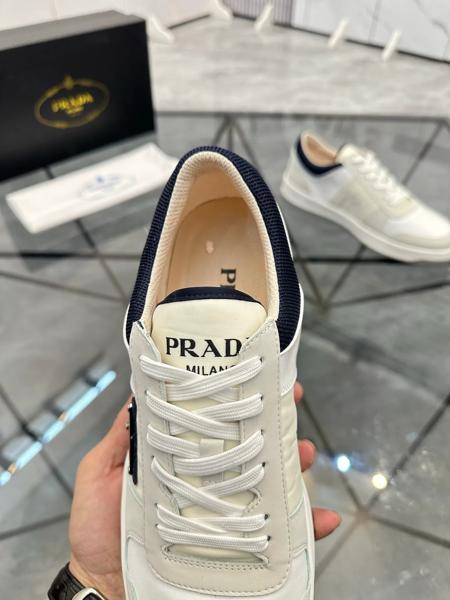 Men's shoes: 💰P420¥ Product trademark: Prada *"Prada*" low-top casual shoes Regular size: 38-44 (can be customized to 45) Product materials: imported cowhide upper with original fabric, breathable lining, original outsole. Number: 020